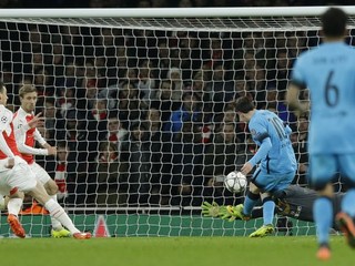 Lionel Messi strieľa gól do siete Arsenalu. Aj vďaka nemu Barcelona vyhrala na ihrisku súpera 2:0. Londýnčania sa teraz pokúsia o zázrak.