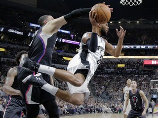 S loptou sa pokúša predrať do zakončenia hráč San Antonia Patty Mills.