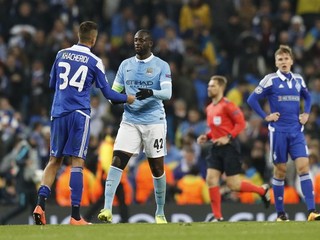 Futbalista Dynama Kyjev Jevhen Chačeridi (vľavo) blahoželá Yayovu Tourému z Manchestru City.