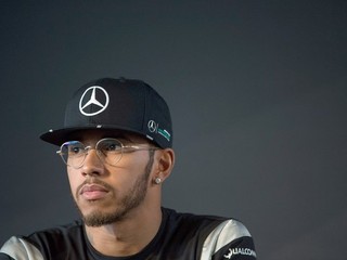 Lewis Hamilton má problém.