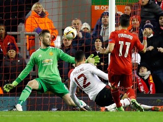 Futbalisti FC Liverpool majú výbornú východiskovú pozíciu, doma zdolali Manchester United 2:0. na snímke strieľa jeden z gólov Roberto Firmino.