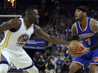 K výhre na palubovke Golden State nedokázal prispieť ani hviezdny Carmelo Anthony (vpravo) a New York Knicks tak kapituloval.