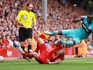 Snímka z augustového duelu Premier League, v ktorom nastúpil Škrtel proti West Hamu. Slovenský zadák sa predstavil proti "kladivárov" opäť, tentoraz ale proti rezervnému družstvu.