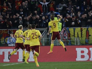 Bořek Dočkal zo Sparty Praha (vpravo) oslavuje so spoluhráčmi prvý gól.