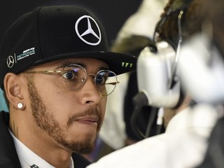 Lewis Hamilton z Mercedesu je najväčším favoritom na obhajovu.