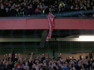 Fanúšikovia Liverpoolu sa v sektore domácich dokonca snažili rozprestrieť svoju klubovú vlajku.