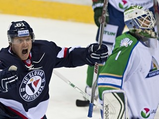 Brankár Ufy Niklas Svedberg (na snímke v dueli proti bratislavskému Slovanu) síce začal stretnutie v bráne, no po inkasovaných góloch zamieril na striedačku.