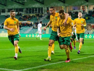 Radosť domácich po prvom góle, ktorého autorom bol Filip Hlohovský (druhý sprava).