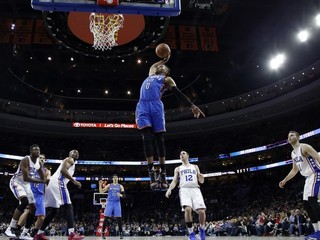 Russell Westbrook (s číslom 0) smečuje v zápase proti Philadelphii.