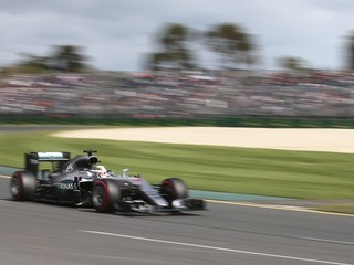 Kvalifikáciu v Austrálii ovládli Mercedesy, vyhral Hamilton