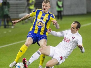 Súboj Dunajskostredčana Branislava Ľuptáka (vľavo) s trnavským obrancom Martinom Tóthom.