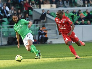 Hráči AS Saint-Étienne (v tradičnej zeleno-bielej kombinácii) si doma poradili s Montpellierom.