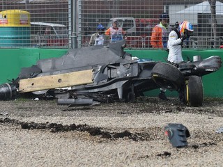 Fernando Alonso vystupuje z rozbitého monopostu.