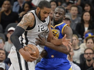 Basketbalisti Spurs (vľavo) ťahajú až neuveriteľnú domácu šnúru víťazstiev.