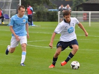 Mládežnícky reprezentant Slovenska Filip Lesniak (vpravo) pôsobí už dlhšie v londýnskom Tottenhame.