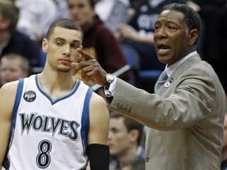 Tréner Sam Mitchell z Minnesoty Timberwolves dáva inštrukcie svojmu zverencovi Zachovi LaVinemu.