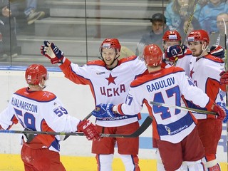 Hráči CSKA Moskva sa tešia z víťazstva v prvom zápase finále konferencie v KHL.