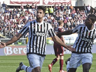 Pred tým, ako dostal červenú kartu, strelil Sami Khedira (vľavo) jeden z gólov Juventusu.