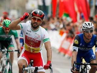 Bouhanni (uprostred) na Okolo Katalánska skončil kvôli zdravotným problémom.