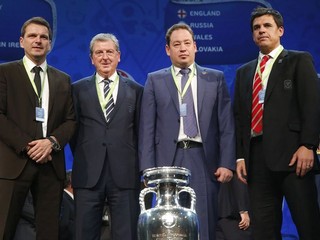 Chris Coleman (vpravo) bude so svojimi zverencami čeliť Slovensku (vľavo asistent trénera Štefan Tarkovič), Anglicku (druhý zľava kouč Roy Hodgson) a Rusku (druhý sprava tréner Leonid Sluckij).