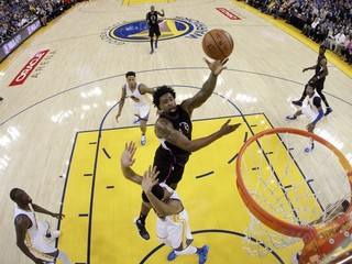 Basketbalista Los Angeles Clippers DeAndre Jordan (vo výskoku) sa pokúša skórovať v zápase na palubovke Golden State.