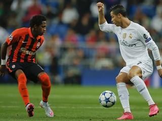 Fred (vľavo) vlani v drese Šachtaru Doneck nastúpil aj na zápas Ligy majstrov proti Realu Madrid. Na snímke čelí Cristianovi Ronaldovi.