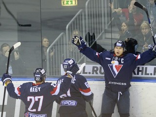 Tomáš Surový (vpravo) sa teší zo svojho gólu do siete CSKA Moskva z dňa 27. februára.