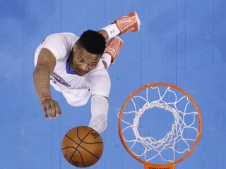 Russell Westbrook doskakuje pre loptu v zápase Oklahomy proti Utahu.