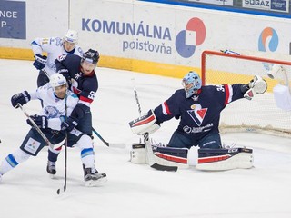 Zľava Nigel Dawes a Dustin Boyd si obliekajú dres Barysu Astana v KHL. Predstavili sa v ňom aj v Bratislave.