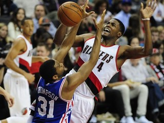 Domáci Maurice Harkless z Poortlandu (v bielom) sa snaží zakončiť na kôš tímu Philadelphie 76ers. V tomto prípade ho bráni Hollis Thompson.