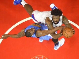 DeAndre Jordan z Los Angeles Clippers (vpravo) v súboji s Darrellom Arthurom z Denveru.