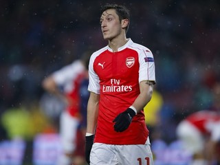 Mesut Özil so spoluhráčmi zrejme v tejto sezóne majstrovskú trofej nad hlavu nezodvihne.