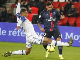 Hráč Bastie Alexander Djiku (vľavo) sa pokúša zastaviť Ezequiela Lavezziho z PSG.