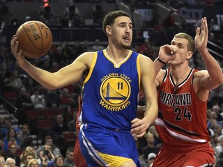 Klaya Thompsona z Golden State (vľavo) bráni hráč Portlandu Mason Plumlee.