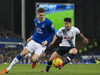 John Stones (vľavo) si aktuálne oblieka dres Evertonu.