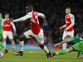 Škaredý zákrok Stevena Flethera zo Sunderlandu (vpravo) na pätu unikajúceho Joela Campbella.