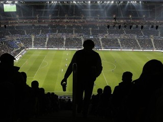 Divák na novootvorenom Stade des Lumières sa vracia na svoje sedadlo počas duelu Olympique Lyon - Troyes.