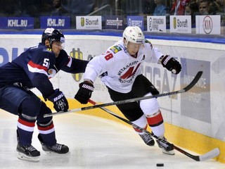 Hokejisti Metallurgu Novokuzneck (bielo-čierna) nezvládli domáci zápas, keď Ufe podľahli hladko 1:5.