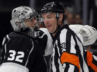 Brankár Los Angeles Kings Jonathan Quick v priateľskej mini konverzácii s rozhodcom Deanom Mortonom.