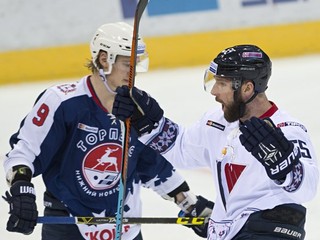Cam Barker (vpravo) je jediným hokejistom zo Slovana, ktorý si zahrá v Zápase hviezd KHL.