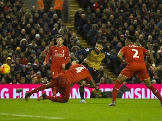 Olivier Giroud z Arsenalu (druhý sprava) strieľa jeden z gólov do siete Liverpoolu.