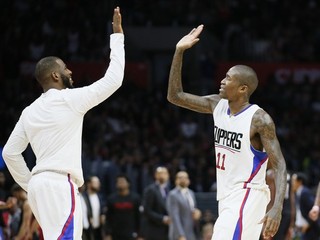 Dvojica z LA Clippers Chris Paul (vľavo) a Jamal Crawford oslavuje domáci triumf nad Miami.