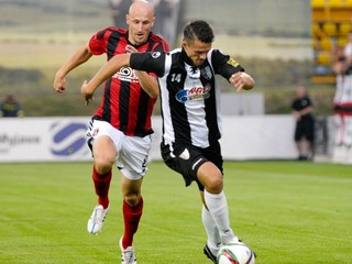 Janečka (vľavo) si po nemeckom Rostocku vyskúša legionársky chlebík aj v druholigovom českom tíme.