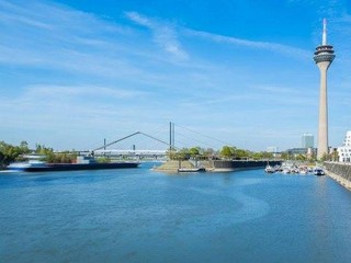 Tour začne v uliciach nemeckého mesta Düsseldorf.