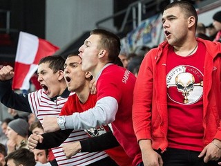 Nie všetci priaznivci slávneho klubu sú mierumilovní návštevníci hokejových štadiónov.