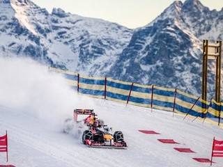 Pretekár F1 jazdil formulou na legendárnej lyžiarskej zjazdovke