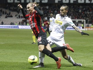 Billy Ketkeophomphone z Angers (vpravo) sa pokúša odstaviť od lopty Niklasa Hulta z Nice.