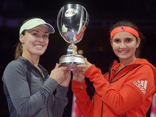 Martina Hingisová (vľavo) a Sania Mirzová majú fantastickú formu.