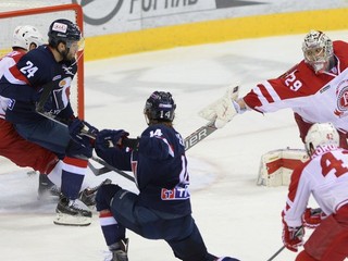 Žiga Jeglič (14) strieľa gól do bránky Viťaza.