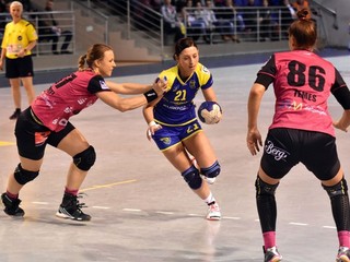 Na snímke v strede s loptou hráčka Iuventy Michalovce Patrícia Wollingerová, sprava hráčky Metzingenu Nicole Dinkeová a Bernadett Temesová.